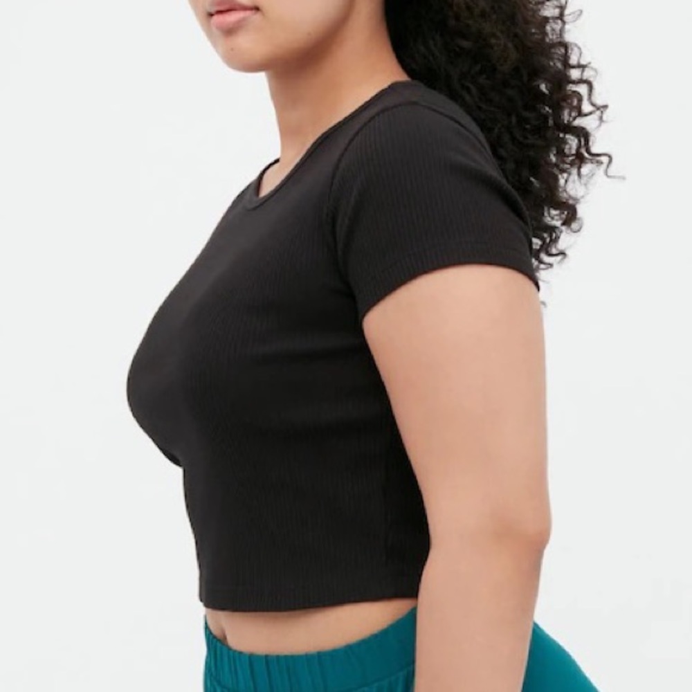 UNIQLO RIBBED CROP TOP